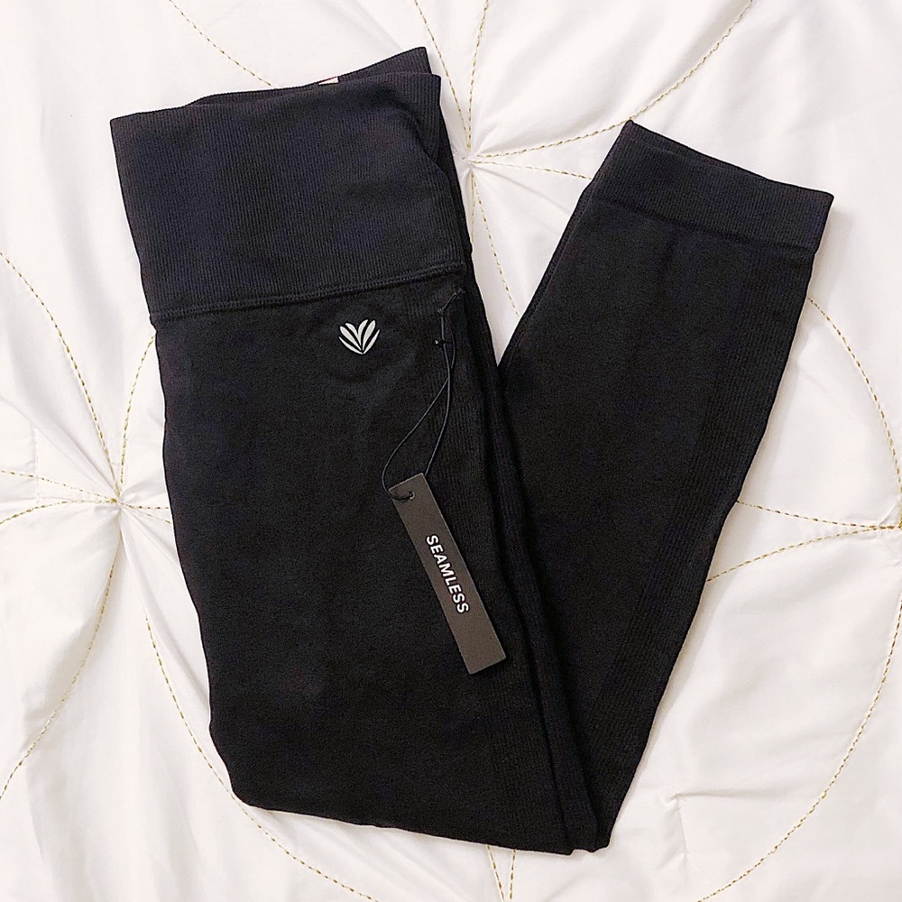 • NWT • F21 High-Rise Seamless Crop Leggings